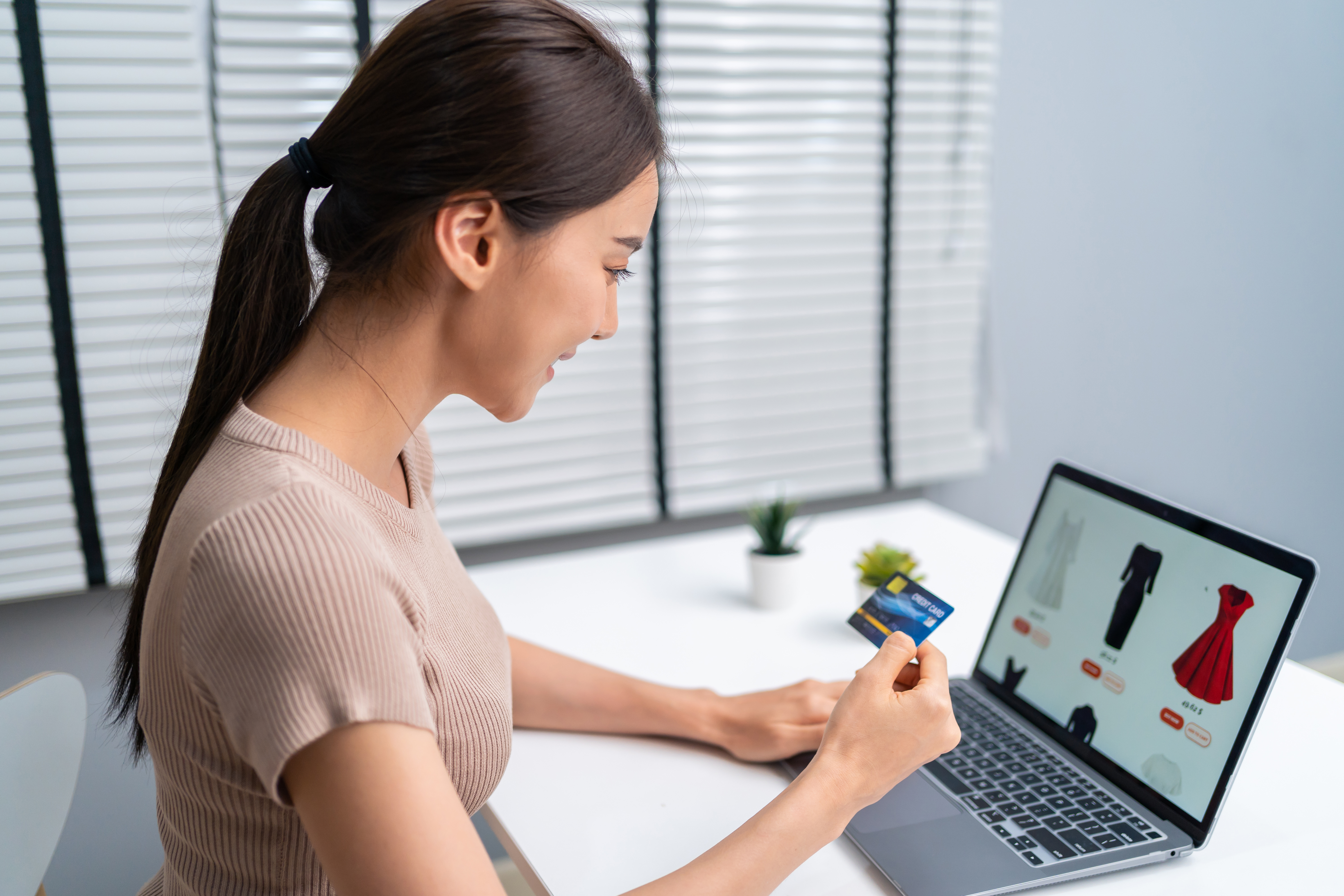 women shopping online using STRABL